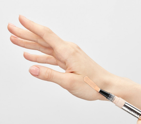 Консилер с кисточкой ARTDECO маскирующий - Perfect Teint Concealer, тон 03 Peach Консилер с кисточкой ARTDECO маскирующий - Perfect Teint Concealer, тон 03 Peach