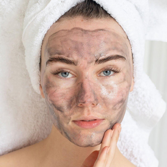 Очищающий и охлаждающий гель ODACITE - BLACK MINT Charcoal + Rhassoul clarifying cleanser