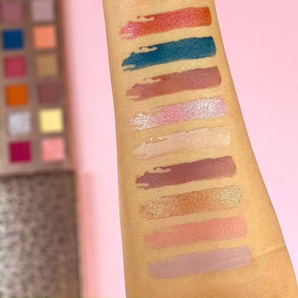 Палетка теней Revolution Pro - New Neutral Blushed Palette