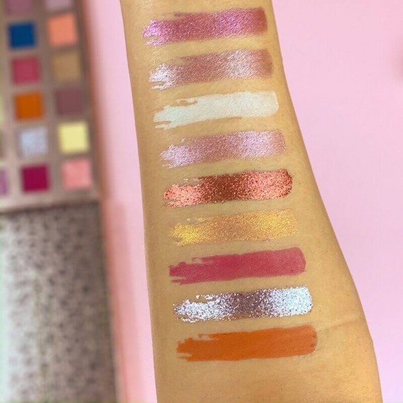 Палетка теней Revolution Pro - New Neutral Blushed Palette