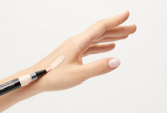 Консилер с кисточкой ARTDECO светоотражающий - Perfect Teint Illuminator, тон 01 Illuminating Pink