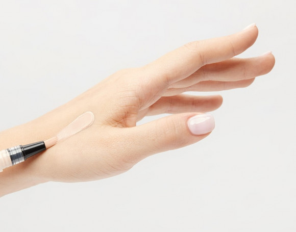 Консилер с кисточкой ARTDECO маскирующий - Perfect Teint Concealer, тон 05 Light Peach Консилер с кисточкой ARTDECO маскирующий - Perfect Teint Concealer, тон 05 Light Peach