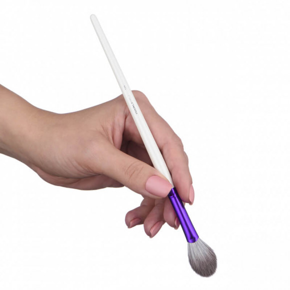 Кисть маленькая веерная Manly Pro для хайлайтера, пудры, румян - К64